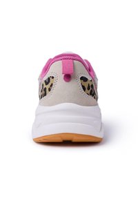 Scarpa da ginnastica con intersuola bianca, linguetta posteriore rosa, tomaia in suede grigio con accenti a stampa leopardata e suola esterna in gomma testurizzata.
