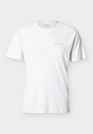 Biała sportowa koszula Columbia z krótkim rękawem, okrągłym dekoltem i logo na lewej piersi, pokazana na jednolitym jasnym tle.