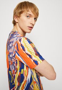 Carlo Colucci UNISEX - Trükipildiga T-särk - royal/yellow/orange/offwhite