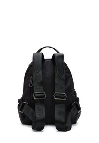 Zaino nero con finitura liscia e texture; spallacci in tessuto regolabili; maniglia superiore; compartimenti con zip; design minimalista.