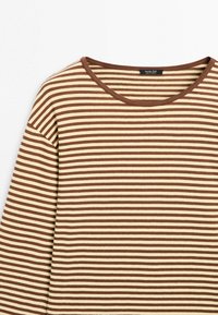 Bruin en beige horizontaal gestreept shirt met lange mouwen en ronde hals, plat uitgestald op een witte achtergrond.