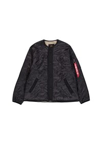 Veste noir matelassée avec un col rond, des boutons à l'avant, des poches latérales et une étiquette rouge distinctive sur la fermeture éclair. Texture intérieure douce.