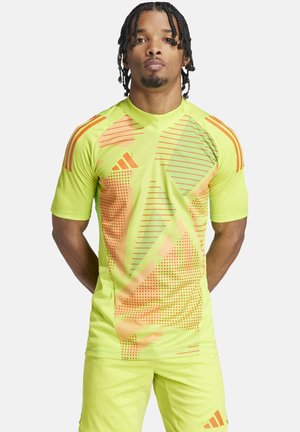 Heldere neon gele sportshirt met geometrische en gestipte patronen in oranje. Korte mouwen, ronde hals ontwerp, gemaakt van lichtgewicht materiaal.