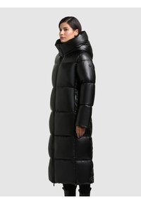 Cappotto lungo imbottito nero con collo alto, caratterizzato da una finitura lucida, design voluminoso e forma a trapezio. Adatto per il freddo.