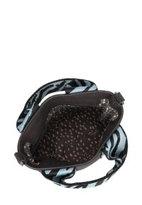 Bruine tas met een gestreepte stofriem in blauw en zwart, met een donkere binnenkant die is gevoerd met een roze stippenpatroon. Ritsluiting.