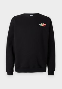 Sudadera negra hecha de tejido suave, con cuello redondo, puños de canalé y un pequeño diseño bordado colorido en el pecho.