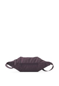 Lila Stofftaillentasche mit einer mit Reißverschluss versehenen Fronttasche und zwei seitlichen Riemen. Glatte Textur, verlängerte Form, minimalistisches Design.