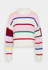 Pull en tricot à col montant, avec des rayures horizontales rose, blanc, rouge, vert, bleu et gris. Coupe courte, poignets côtelés.