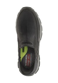 Czarny but wsuwany z gładkiej skóry, z okrągłym noskiem i teksturowanymi akcentami. Posiada wyściełaną wkładkę z zielonymi detalami.