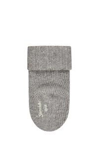 Grau gestrickte Socke mit einem gerippten Bund, glatter Textur und runder Zehenpartie. Zeigt ein aufgedrucktes Logo auf der Sohle.