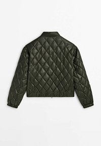 Kurtka bomberka pikowana w ciemnozielonym kolorze, z błyszczącym wykończeniem, elastycznymi mankietami i dołem, klasycznym kołnierzem oraz wzorem w diamenty.