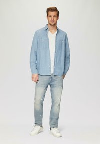 s.Oliver MIT LOGO UND V-AUSSCHNITT - T-Shirt basic - weiß