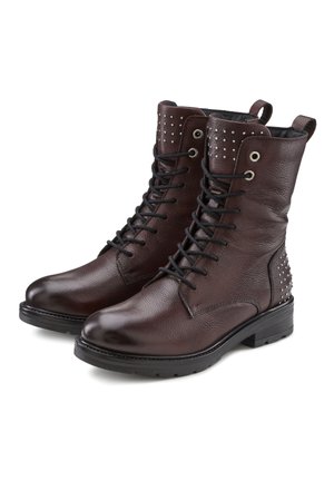 Bottines en cuir marron avec une finition texturée, fermeture à lacets à l'avant, clous décoratifs sur le col et un petit talon carré.
