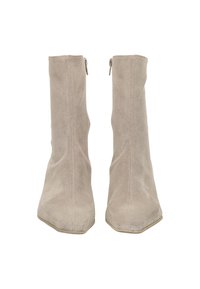 Paar beige Wildlederstiefel bis zur Mitte der Wade mit seitlichen Reißverschlüssen und spitzen Zehen, von vorne vor weißem Hintergrund gezeigt.