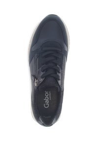 Marineblauwe leren sneaker met een gestructureerd zijpaneel en rits. Heeft een ronde neus, veters en een gevoerde binnenzool. Platte rubberen zool.