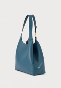 Μπλε δερμάτινη τσάντα ώμου με υφή, διπλούς ιμάντες και χρυσούς μεταλλικούς λεπτομερειες, λοξή όψη σε λευκό φόντο.