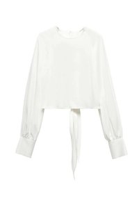 Hvid cropped bluse med lange, puffede ærmer, glat satin tekstur og snøre i taljen. Har rund halsudskæring og tætsiddende manchetter.