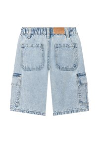 Pantalones cortos de mezclilla en azul claro con cintura elástica, dos bolsillos traseros y bolsillos cargo laterales. Presenta una etiqueta de cuero en la parte posterior de la cintura.