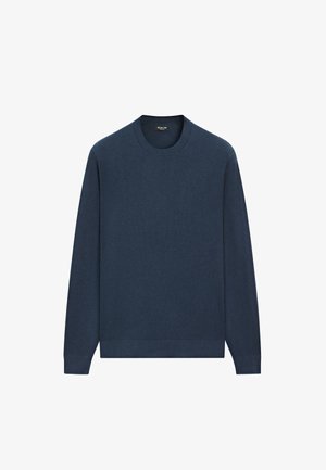 Marineblauwe trui gemaakt van zachte stof, met een ronde hals, lange mouwen en geribbelde boorden en zoom. Geen patronen of accenten aanwezig.