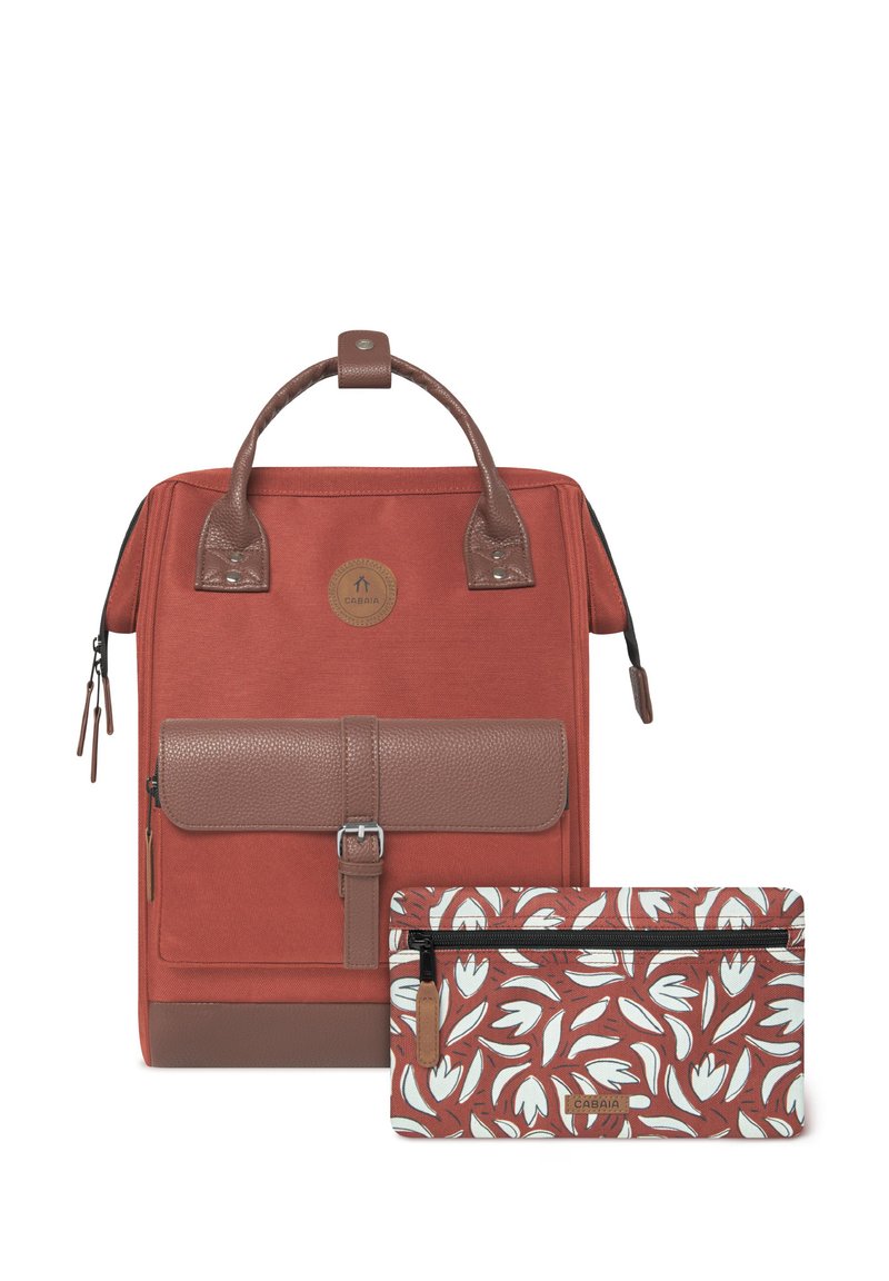 Rode stoffen rugzak met bruine leren accenten, voorzien van een voorflap en een afneembare tas met bloemmotief. Dubbele handvatten en ritssluiting.