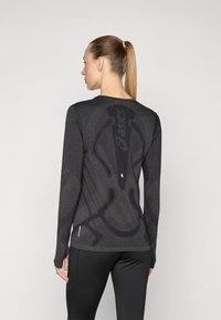 ASICS ROAD SEAMLESS TOP - Long sleeved top - performance black/carrier grey
