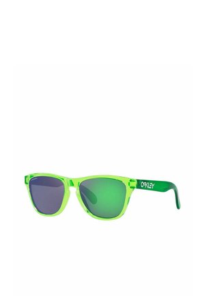 Occhiali da sole in plastica verde trasparente con lenti scure, forma angolare e marchio "Oakley" sull'astina. Accenti verdi riflettenti.