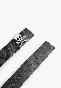 Schwarzer Gürtel aus Leder mit Schlangenmuster und einer silbernen Totenkopf- und Kreuzbones-Schnalle. Verfügt über verstellbare Löcher entlang des Riemens.