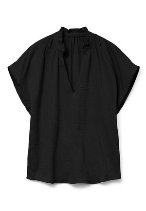 Blouse noire à manches courtes avec col en V et col à volants, fabriquée en tissu léger texturé, étalée à plat sur un fond blanc.