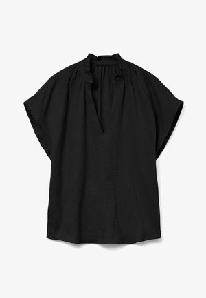 Blouse noire à manches courtes avec col en V et col à volants, fabriquée en tissu léger texturé, étalée à plat sur un fond blanc.