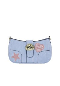 Geantă de mână albastru deschis cu finisaj texturat, având o cataramă aurie, aplicații roz în formă de stea și inimă, și margini negre.