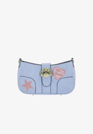 Hellblaue Handtasche mit strukturierter Oberfläche, ausgestattet mit einem goldenen Verschluss, rosa Stern- und Herz-Patches sowie schwarzem Besatz entlang der Ränder.