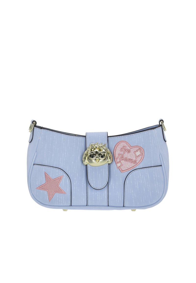 Geantă de mână albastru deschis cu finisaj texturat, având o cataramă aurie, aplicații roz în formă de stea și inimă, și margini negre.