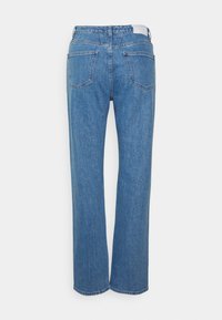 Jeans de denim azul con un diseño de pierna recta, que presentan una cintura de altura media, dos bolsillos traseros y una etiqueta blanca en la cinturilla.