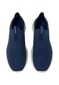 Sneakers slip-on blu navy con upper in maglia testurizzata, suola in gomma bianca e un'etichetta per un facile accesso. Design leggero e flessibile.