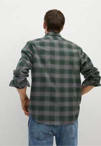 Grün und grau kariertes Flanellhemd mit langen Ärmeln. Verfügt über einen Button-Down-Kragen und hochgekrempelte Ärmel, strukturierter Stoff und eine lockere Passform.