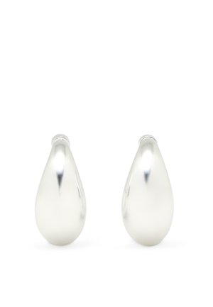 Een paar gladde, gepolijste zilveren oorknopjes in druppelvorm met gebogen, reflecterende oppervlakken op een witte achtergrond.