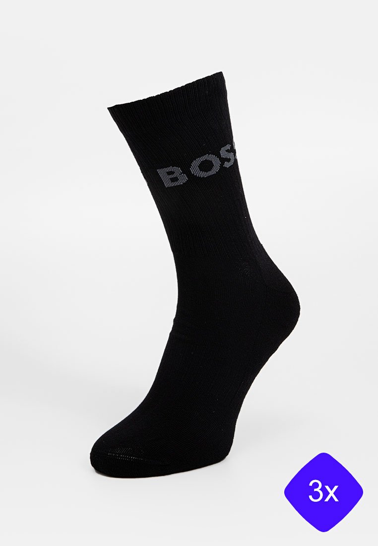 Zwarte katoenen sok met ribbelstructuur, versterkte teen en het "BOSS" logo gedrukt in grijs. Drie paar inbegrepen.