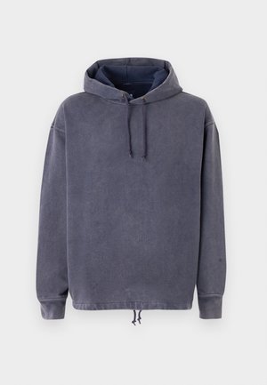 Mikina s kapucňou v tmavo sivej farbe vyrobená z bavlny, s nastaviteľným šnúrkovým uzáverom a rebrovanými manžetami, s textúrovaným, jemným povrchom.