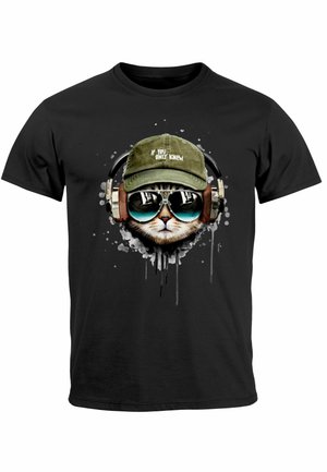 Schwarzes T-Shirt mit einem Grafikmotiv eines Katers, der Kopfhörer und Sonnenbrille trägt, mit einer grünen Kappe, auf der "WENN DU NUR WUSSTEST" steht, vor einem gespritzten Hintergrund.