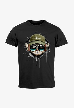 Schwarzes T-Shirt mit einem Grafikmotiv eines Katers, der Kopfhörer und Sonnenbrille trägt, mit einer grünen Kappe, auf der "WENN DU NUR WUSSTEST" steht, vor einem gespritzten Hintergrund.