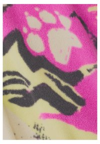 Fleece-Stoff mit leuchtend pinken und gelben abstrakten Mustern, schwarzen Akzenten und Pfotenabdrücken. Weiche, strukturierte Oberfläche.