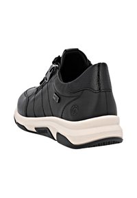 Schwarze Leder-Sneaker mit gepolstertem Kragen, strukturierten Akzenten und weißer gepolsterter Sohle. Enthält einen seitlichen Reißverschluss und diagonale Nähte.