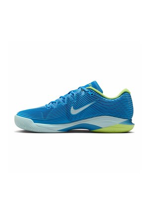 Scarpe da ginnastica blu con tomaia testurizzata, dettagli verde lime e suola azzurro chiaro. Presentano una punta arrotondata e un design con lacci.