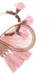 Bohemiska kopparörhängen med rosa trådar i ett nätmönster, rosa tygblommor och flera rosa kvastar hängande längst ner.