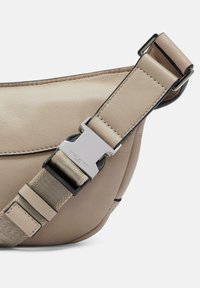 Liebeskind Berlin CHUDY - Sac banane - sandstein