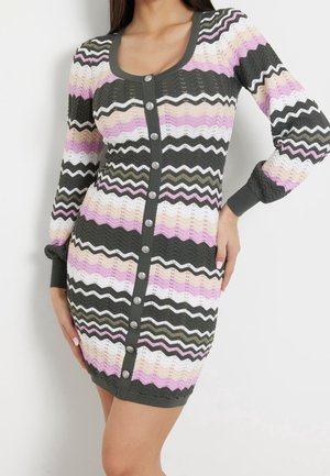 Robe en tricot avec un motif en zigzag dans des teintes de rose, blanc et vert ; manches longues ; fermeture à boutons ; bords côtelés aux poignets et à l'ourlet.