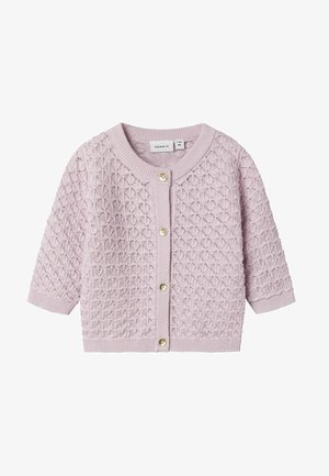 Cardigan lavorato a maglia rosa chiaro caratterizzato da un motivo a diamante testurizzato, polsini a costine e chiusura frontale con bottoni decorativi.