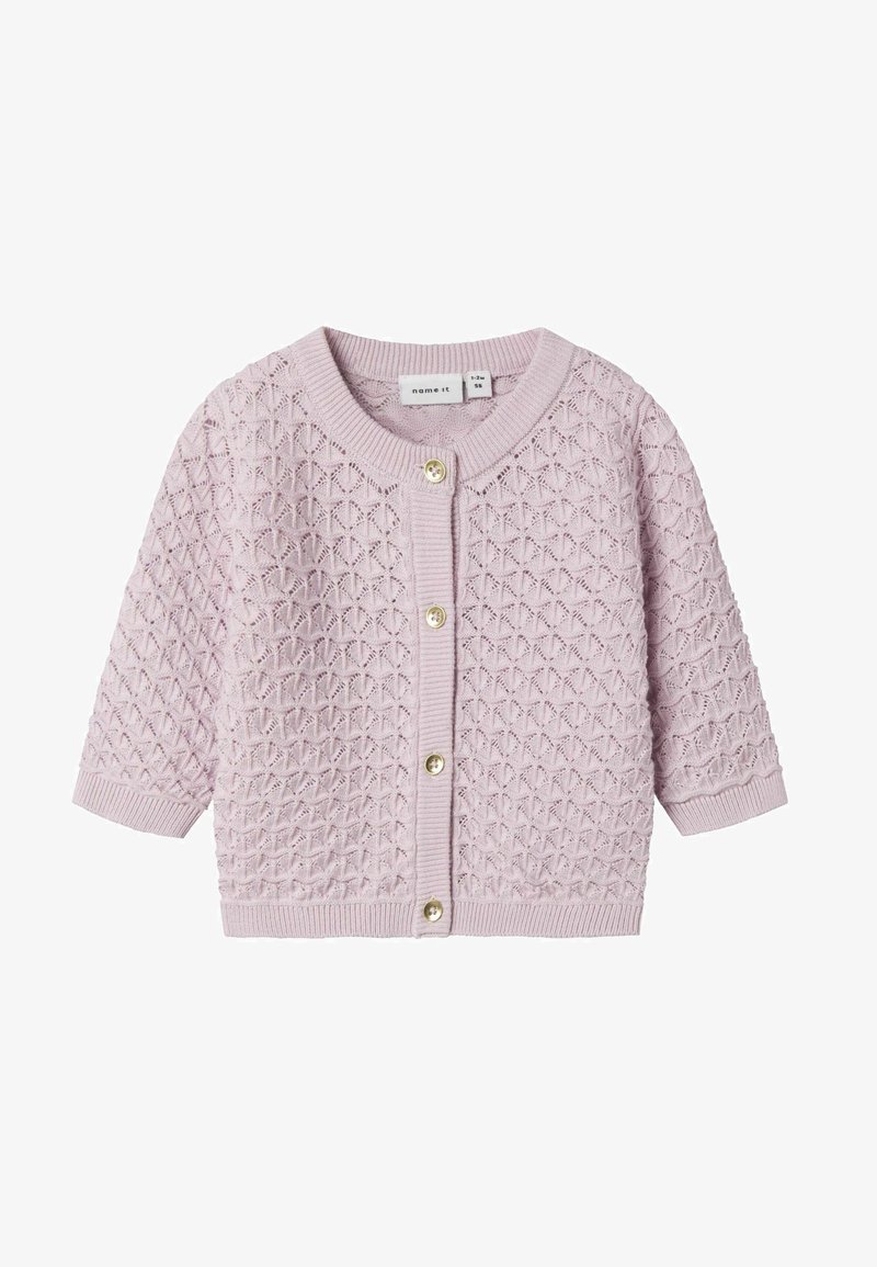 Cardigan lavorato a maglia rosa chiaro caratterizzato da un motivo a diamante testurizzato, polsini a costine e chiusura frontale con bottoni decorativi.