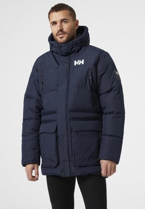 Tmavě modrá péřová bunda s vysokým límcem, dvojicí bočních kapes, kapsou na zip na hrudi a logem "HH" na hrudi a rukávu. Hladký textura.