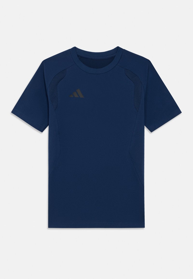 Ναυτικό μπλε αθλητικό μπλουζάκι με κοντά μανίκια, στρογγυλή λαιμόκοψη, υφασμάτινες πιέτες και διακριτικό λογότυπο στο στήθος σε σκουρότερη απόχρωση.